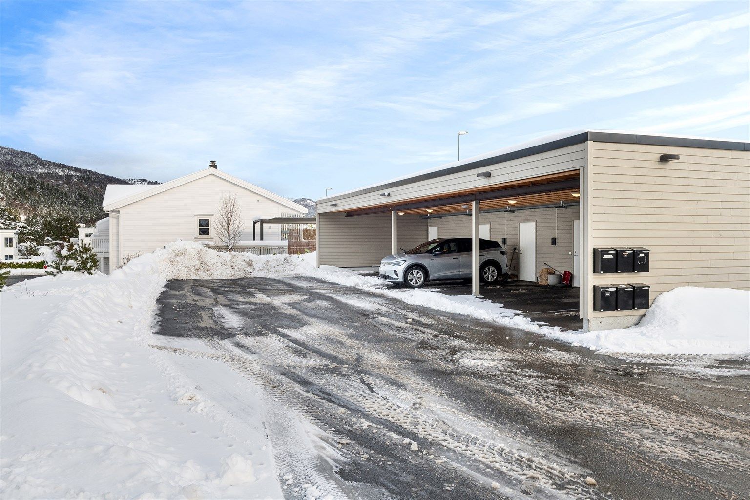 Til leiligheten hører det med en fast parkeringsplass i carportanlegg.