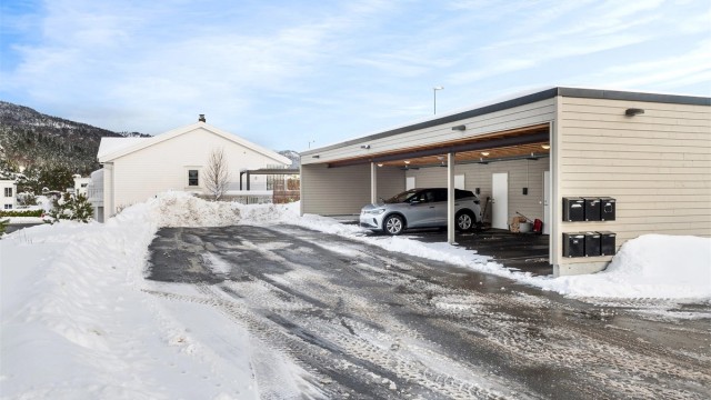 Til leiligheten hører det med en fast parkeringsplass i carportanlegg.