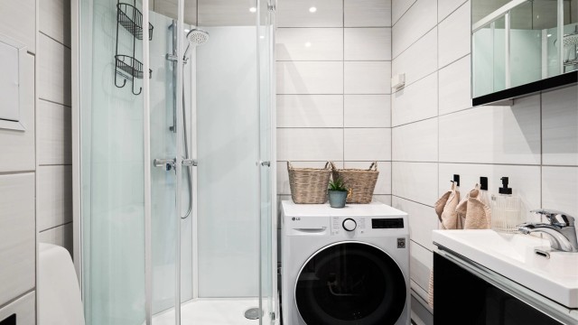 Badet er praktisk og godt utnyttet med opplegg til vaskemaskin. Det må påregnes oppussing av bad.