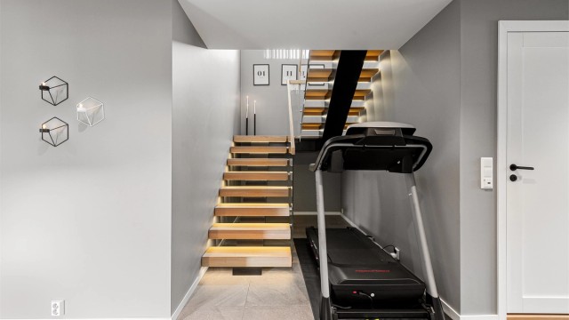 Den nye trappen fra Møretrapp, med eiketrinn og glassrekkverk, er et elegant bindeledd mellom etasjene