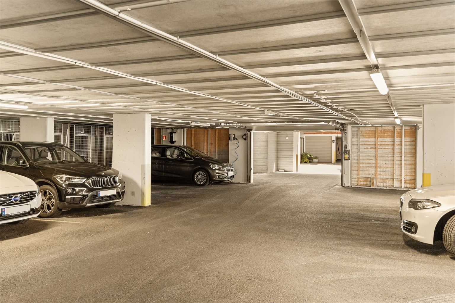- Fast plass i lukket garasje med mulighet til å montere lader -