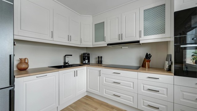 Integrerte hvitevarer som oppvaskmaskin, induksjonstopp, stekeovn og mikrobølgeovn gir et ryddig uttrykk, og det er avsatt plass til frittstående kjøleskap. Hvitevarene er fra merket Miele.