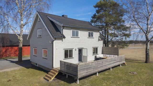 Velkommen til Dramstadveien 10 - En innholdsrik enebolig med en ettertraktet kombinasjon av landlig ro og sentral beliggenhet.