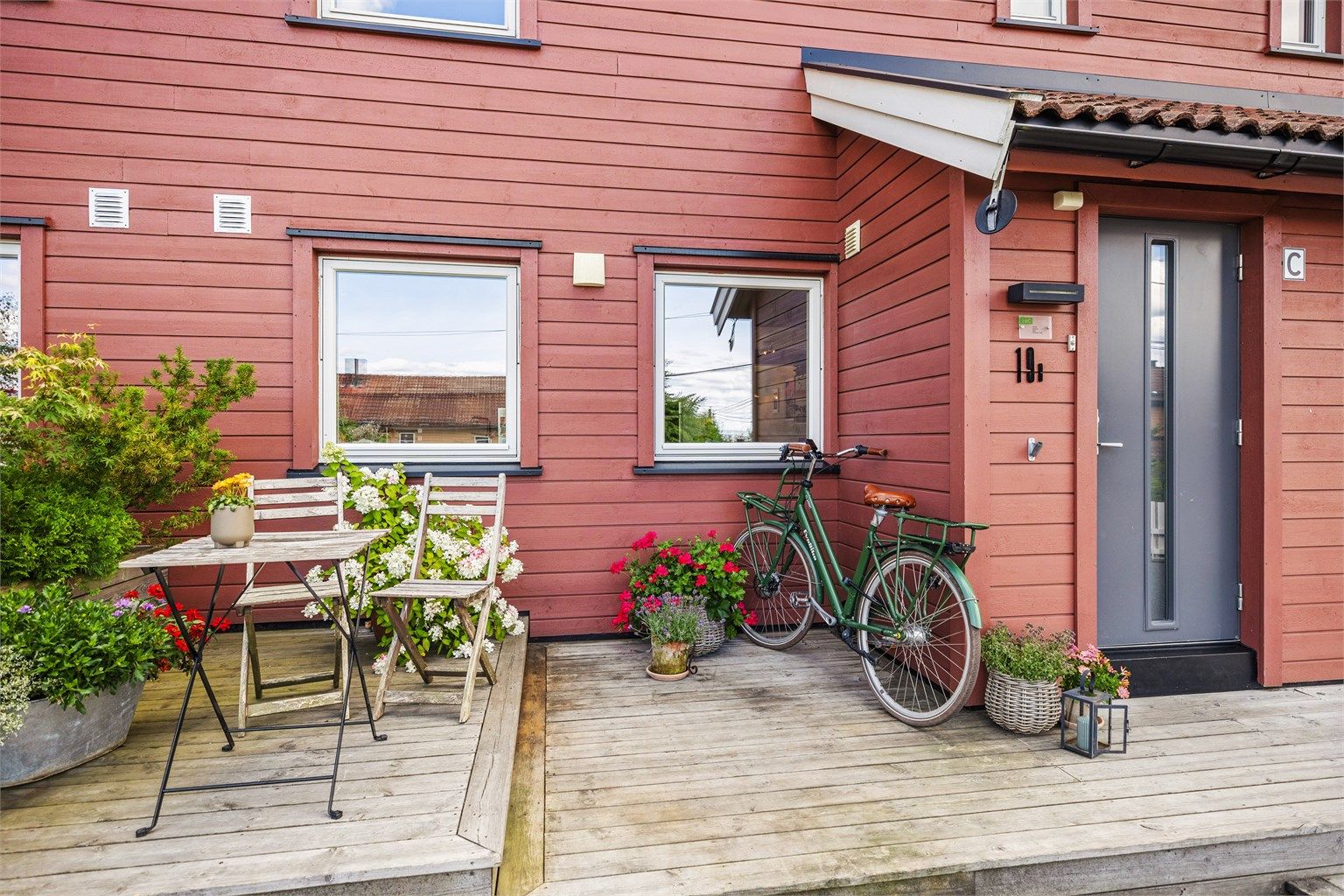 Boligen har flere uteplasser og kort gangavstand til Tangen senter og buss.
Foto: Per O Skjellnan v/Efkt
