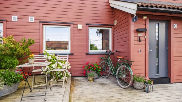 Boligen har flere uteplasser og kort gangavstand til Tangen senter og buss.
Foto: Per O Skjellnan v/Efkt