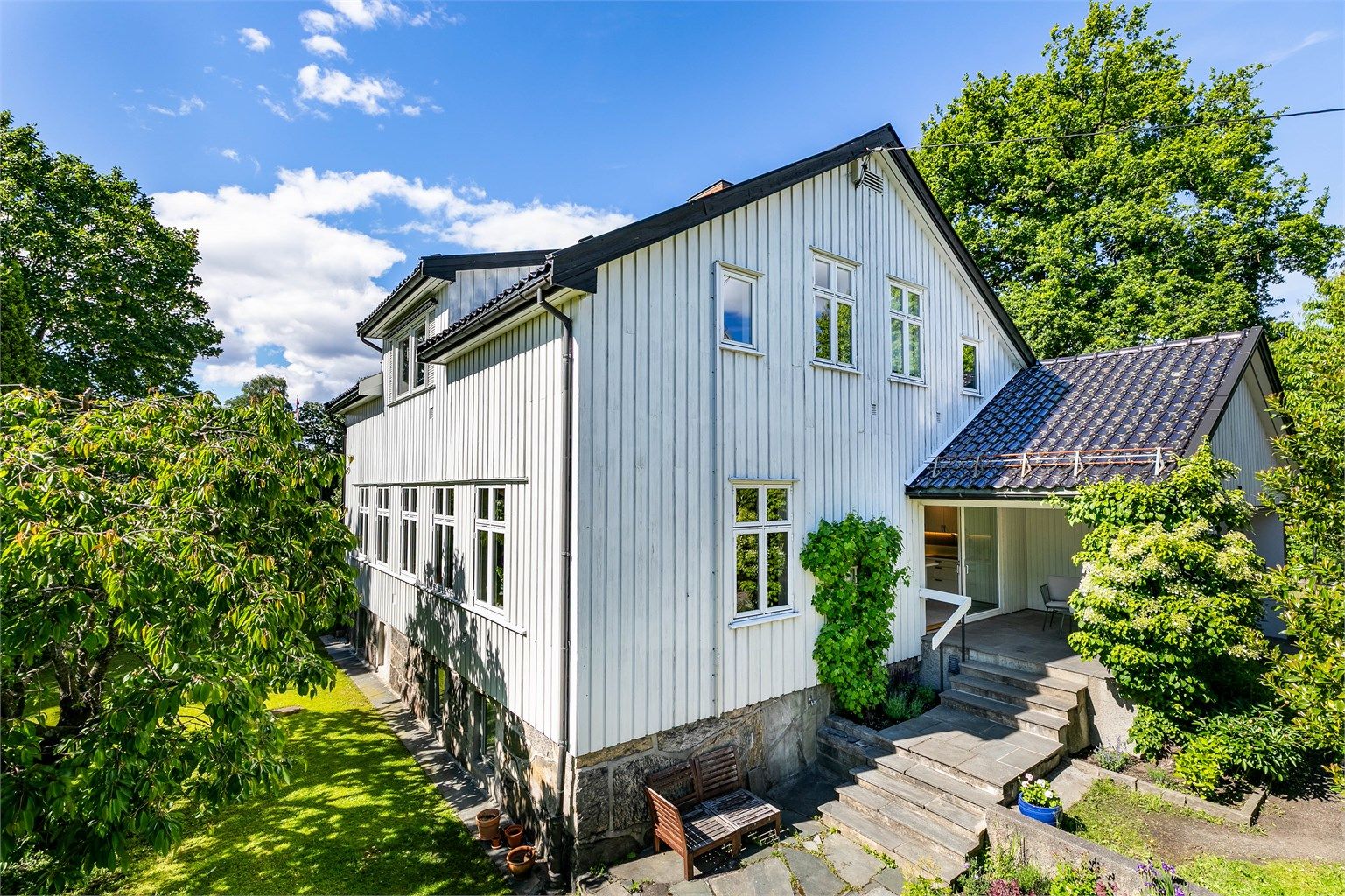 Boligen ble trolig oppført i sin opprinnelige form rundt 1870 og tilbygget i 1968. Flere vinduer ble skiftet ut rundt 2012. Nye brannstiger fra Sørlandsstigen ble montert i 2020.