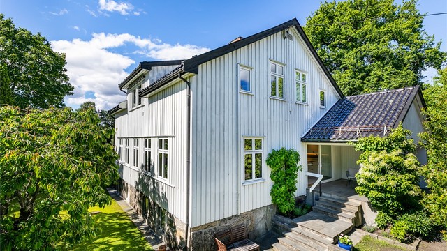 Boligen ble trolig oppført i sin opprinnelige form rundt 1870 og tilbygget i 1968. Flere vinduer ble skiftet ut rundt 2012. Nye brannstiger fra Sørlandsstigen ble montert i 2020.