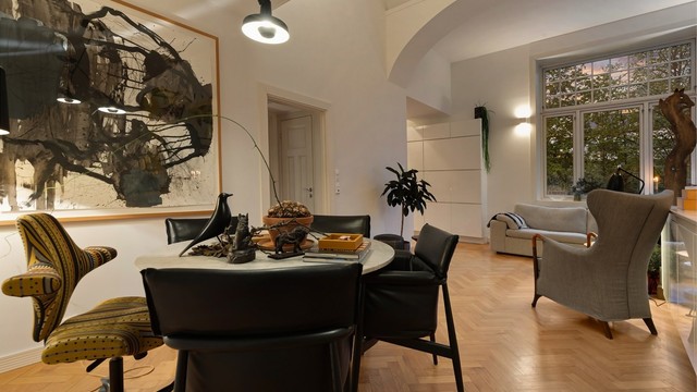 Den åpne planløsningen gir en god flyt mellom stue, spiseplass og kjøkken.
