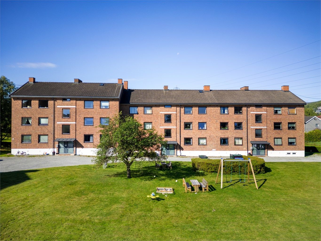 Leiligheten disponerer to boder i kjeller og en bod på loft