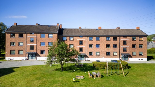 Leiligheten disponerer to boder i kjeller og en bod på loft
