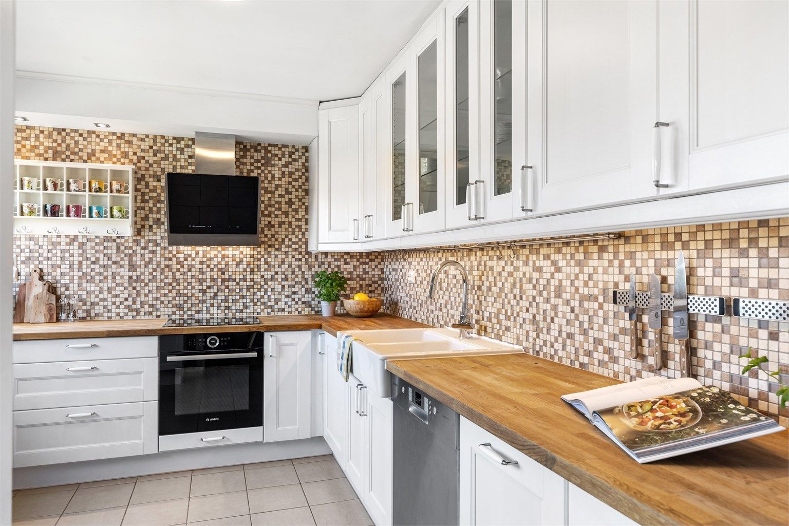 Benkeskapsbelysning sørger for gode arbeidsforhold på kjøkkenet.