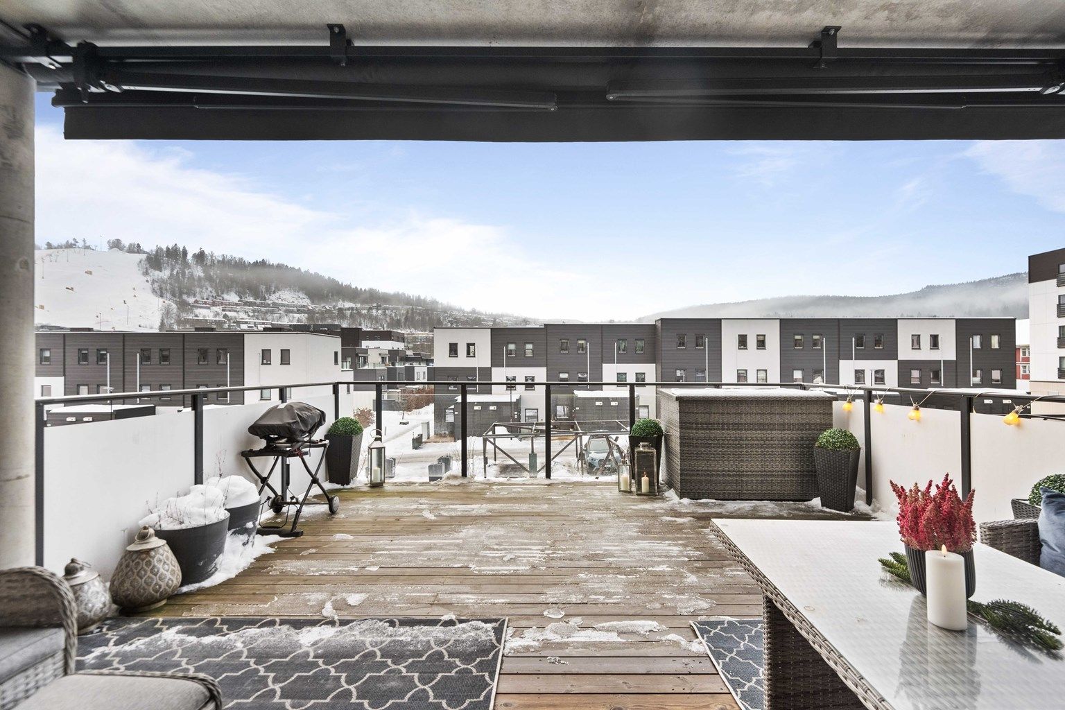 Nyere 2-roms eierleilighet fra 2019 m/god intern beliggenhet - Stor balkong på 31 kvm- Heis - Moderne og tiltalende - Garasje m/lader*