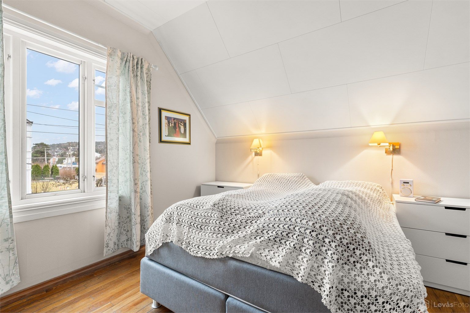 Alle soverommene har vinduer fra 2017 som slipper inn godt med dagslys.