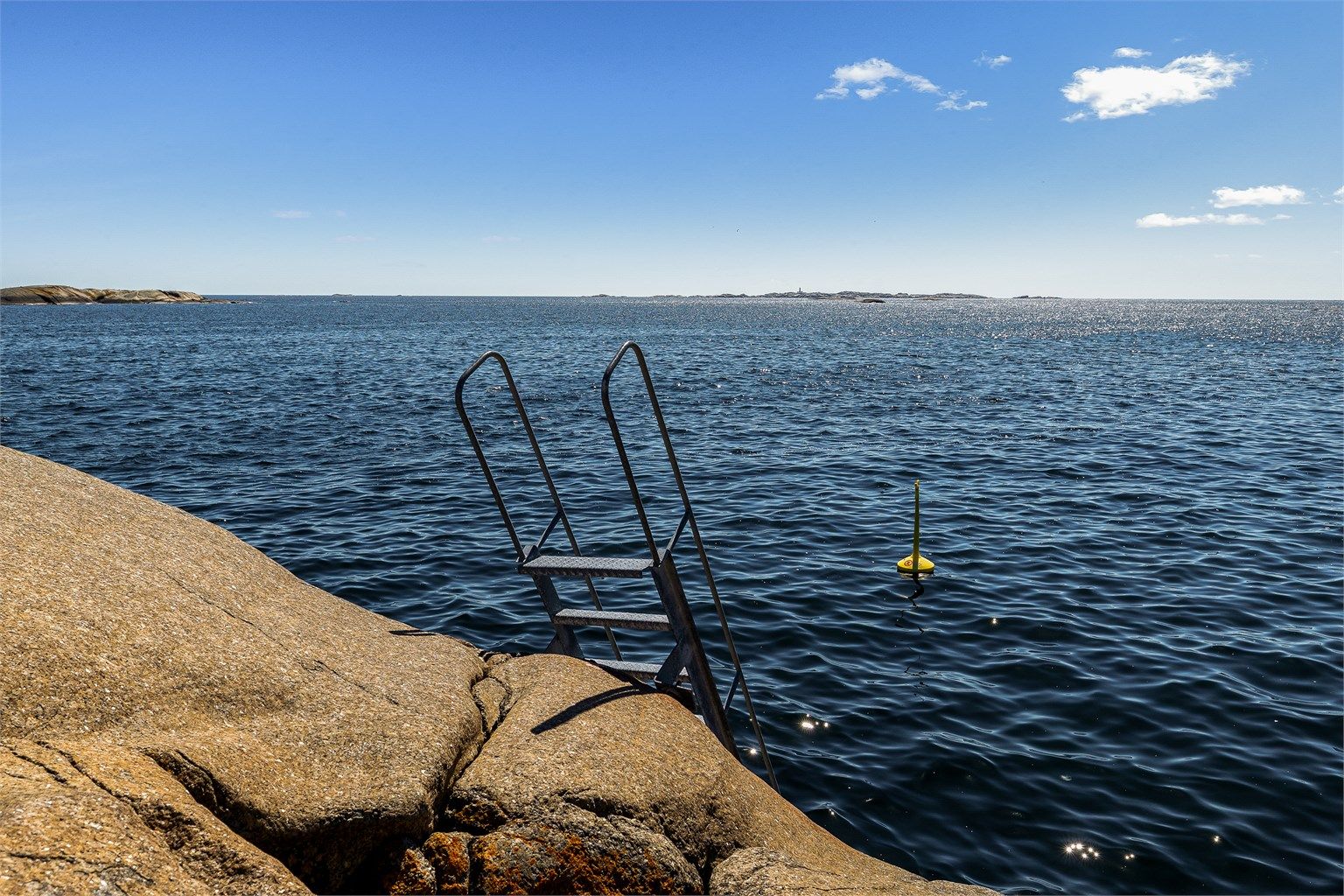 En kort spasertur fra hytteveggen finner du gode bademuligheter. 