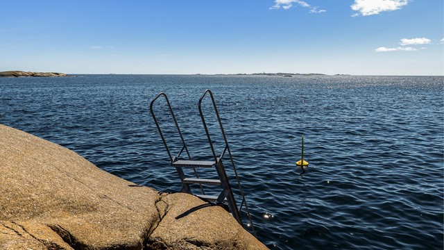 En kort spasertur fra hytteveggen finner du gode bademuligheter.
