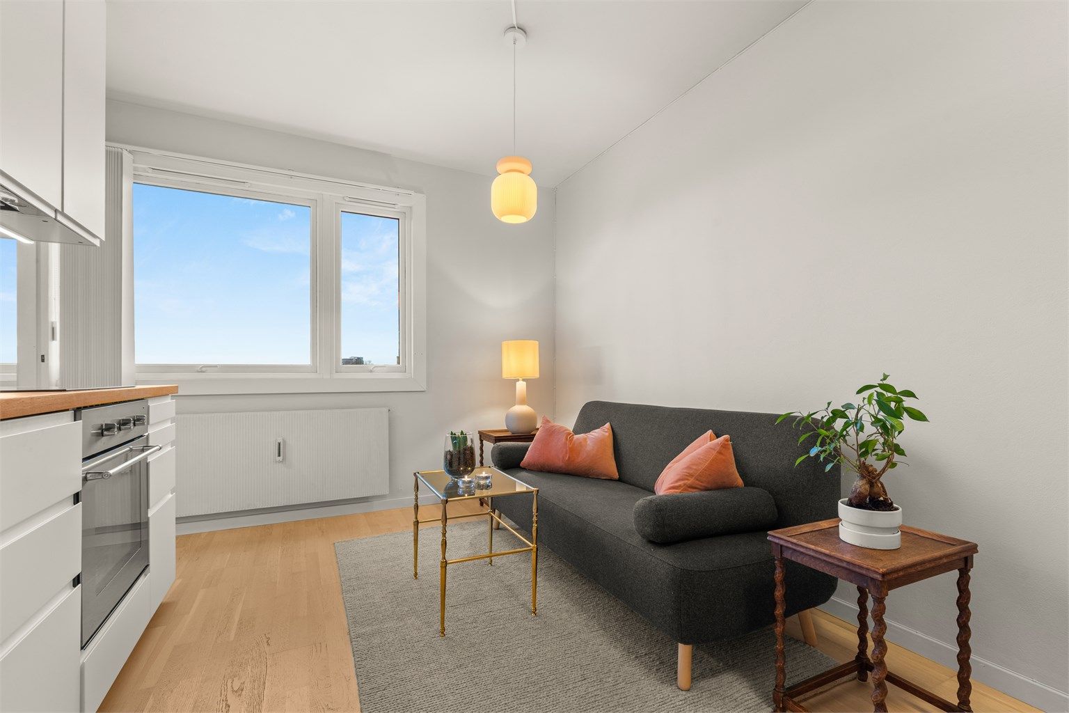 Stuen har en god planløsning og kan enkelt innredes med en hyggelig sofagruppe med tilhørende salongbord og annet ønskelig stuemøblement.