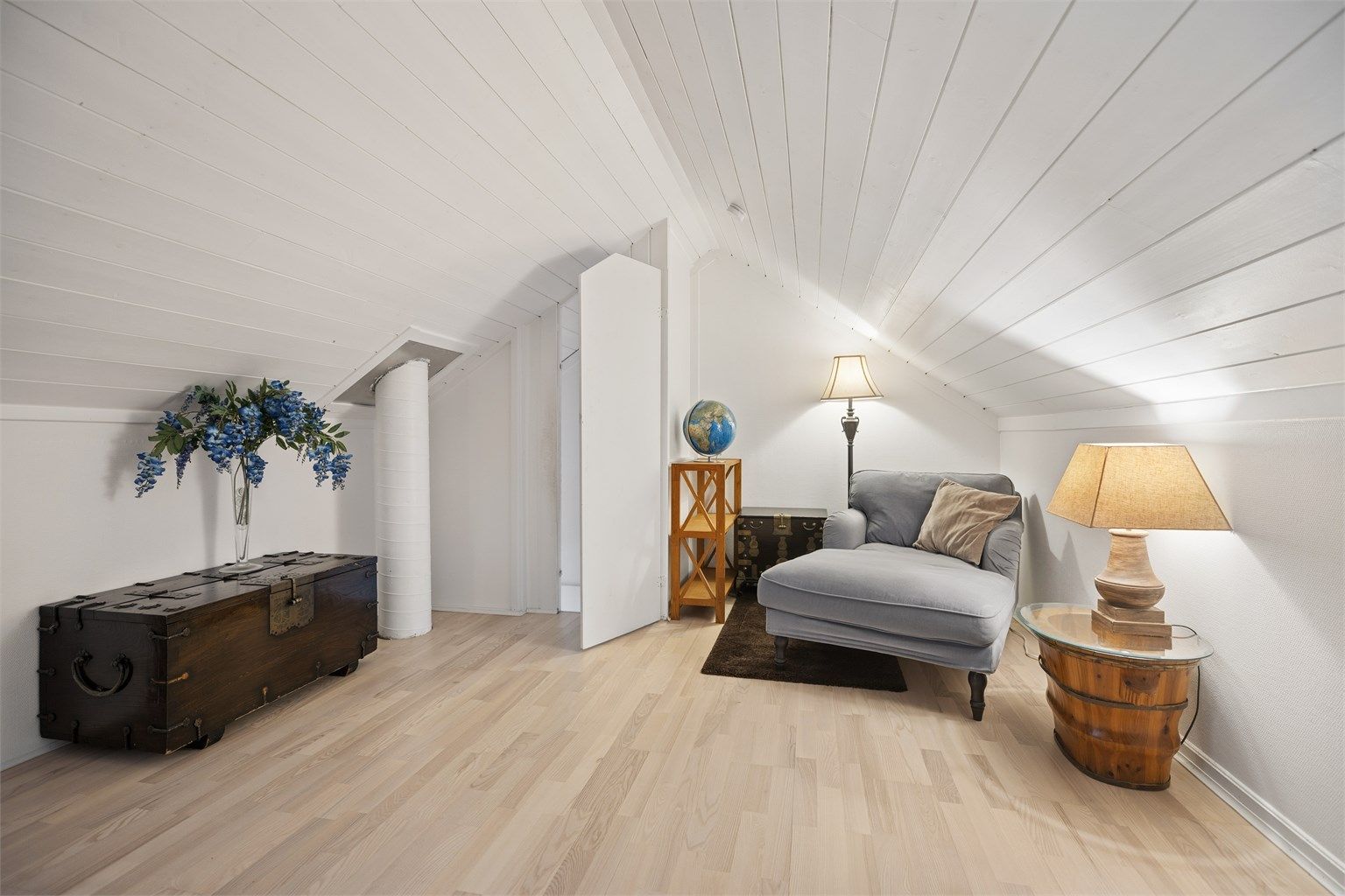 Her er det også plass til en lesekrok dersom en har lyst til å trekke seg litt tilbake. (Rommet er ikke godkjent til varig opphold)