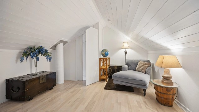 Her er det også plass til en lesekrok dersom en har lyst til å trekke seg litt tilbake. (Rommet er ikke godkjent til varig opphold)