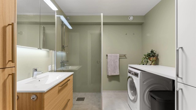Badet er holdt i
moderne og tidløse fargetoner, som står svært godt til baderomsmøblene i eikeutførelse