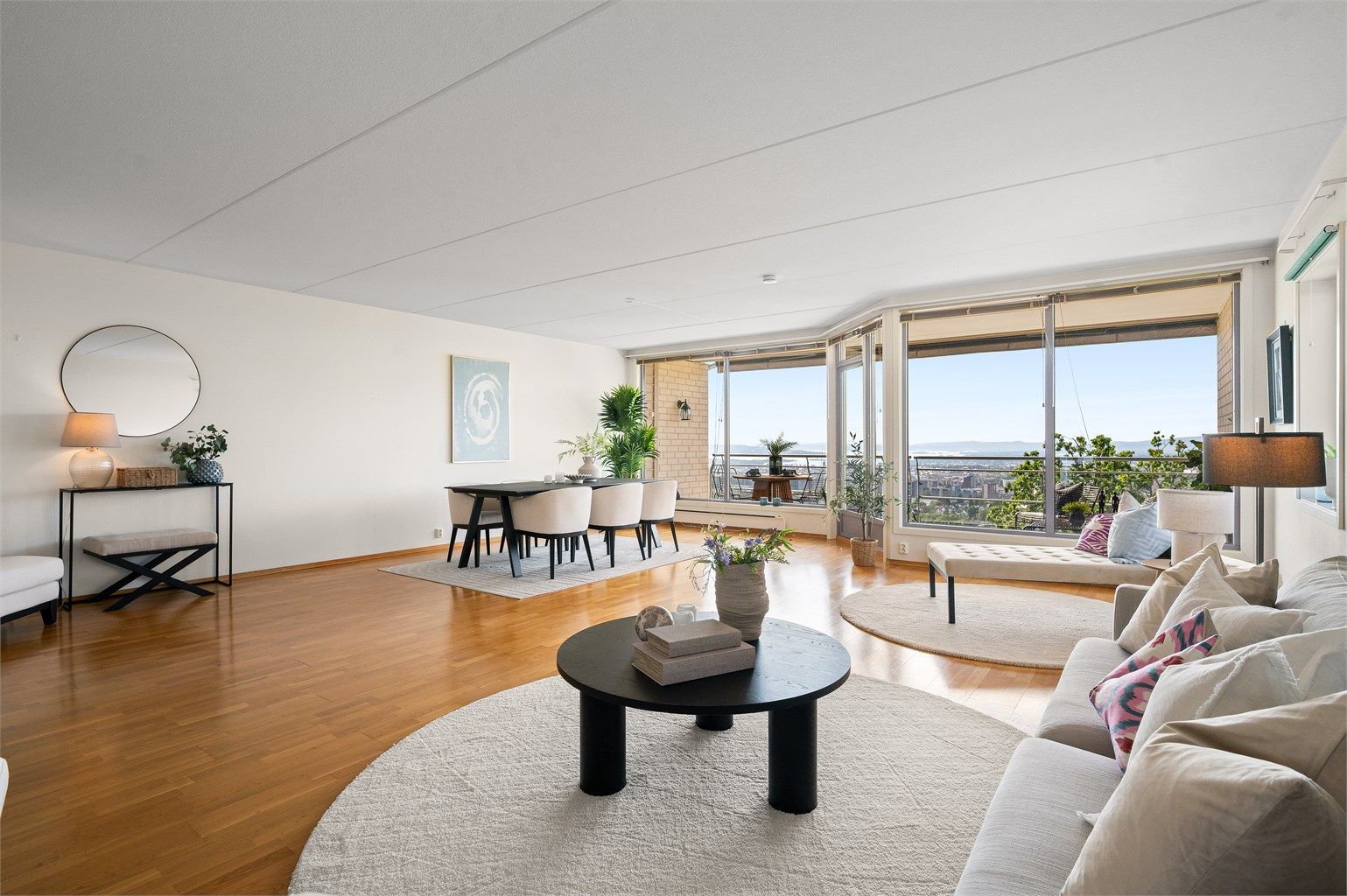 Denne leiligheten har alt på ett plan, direkte heisadkomst inn i leiligheten, 2 garasjeplasser og ikke minst en utsikt som tar pusten fra deg!