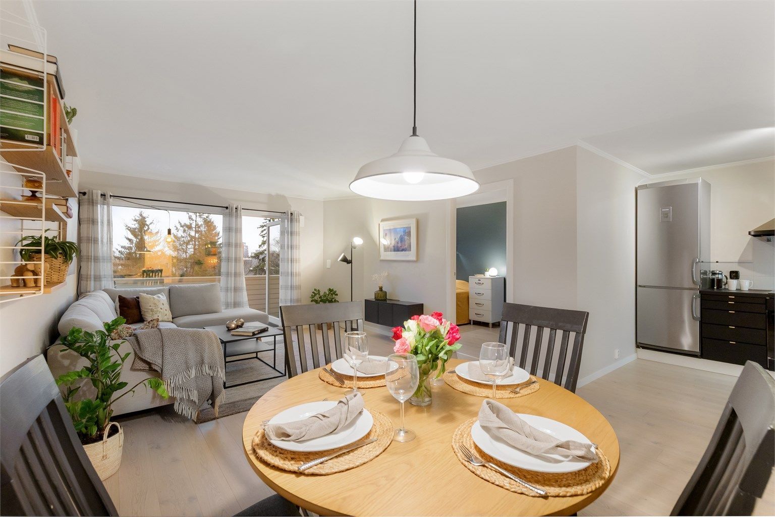 Stor og lys stue med gode møbleringsmuligheter