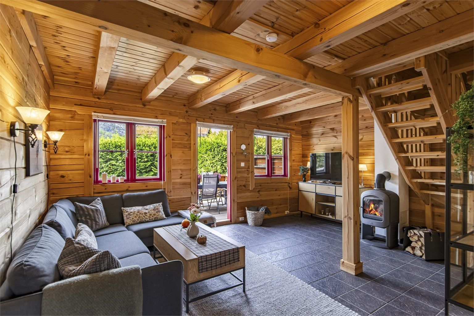 Gjennomgående endeseksjon i laftet tømmer med vestvendt terrasse.
Foto: Fotograf Magik