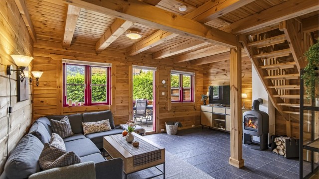 Gjennomgående endeseksjon i laftet tømmer med vestvendt terrasse.
Foto: Fotograf Magik
