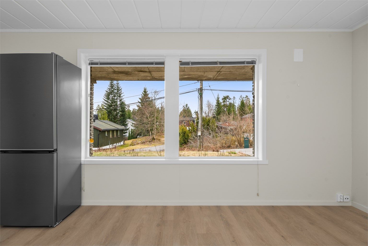 Rommet har laminat på gulvet og en egen luft-til-luft varmepumpe for effektiv oppvarming.