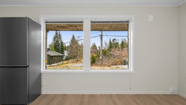 Rommet har laminat på gulvet og en egen luft-til-luft varmepumpe for effektiv oppvarming.