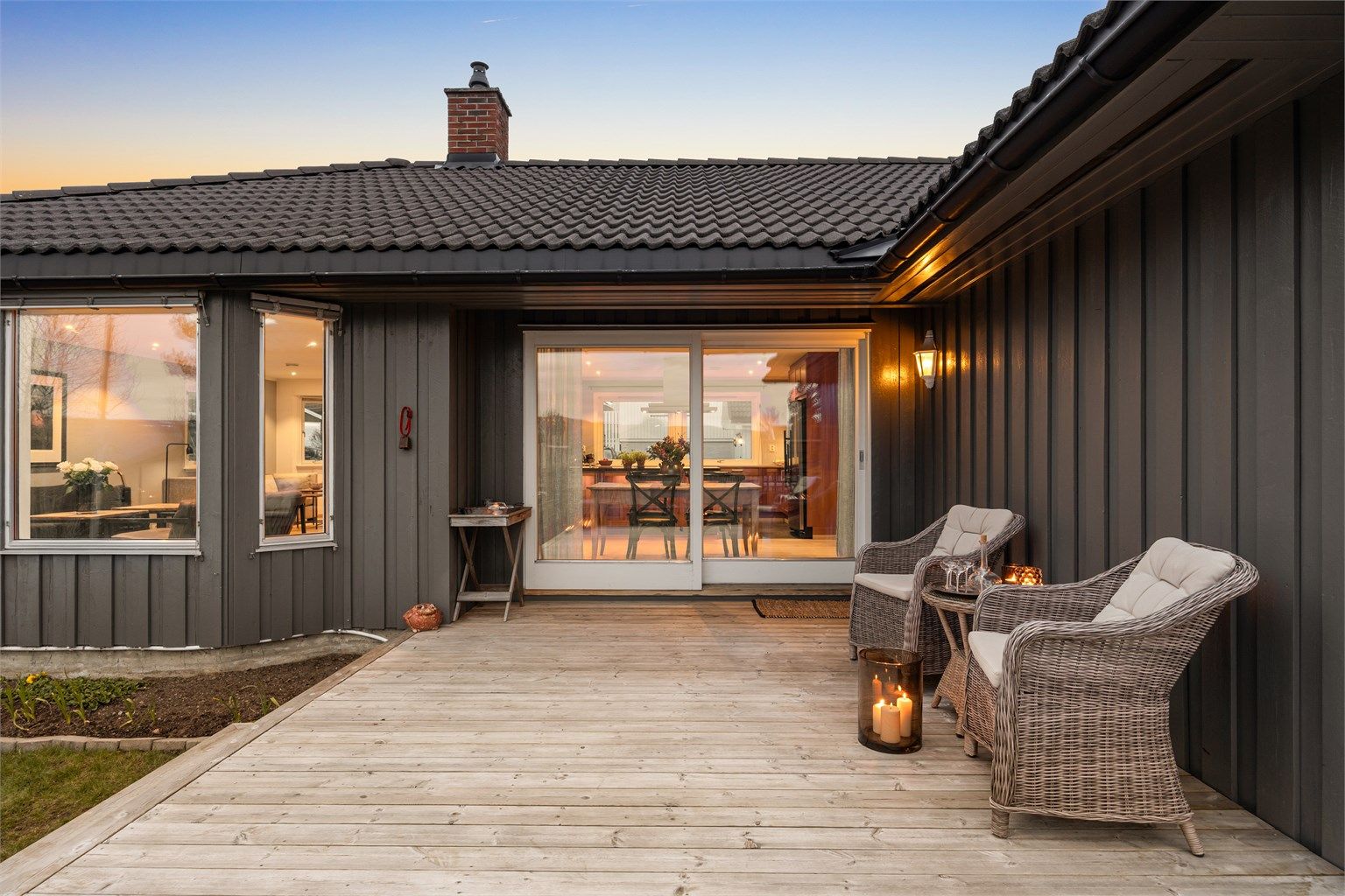 Uteplassen er lett tilgjengelig fra de sosiale sonene, perfekt for måltider utendørs.