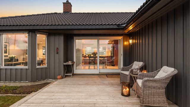 Uteplassen er lett tilgjengelig fra de sosiale sonene, perfekt for måltider utendørs.