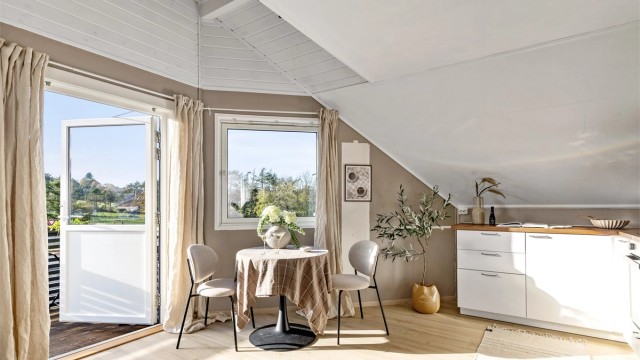 Spiseplassen ligger lunt til ved balkongdøren med utsyn mot fellesområdene.