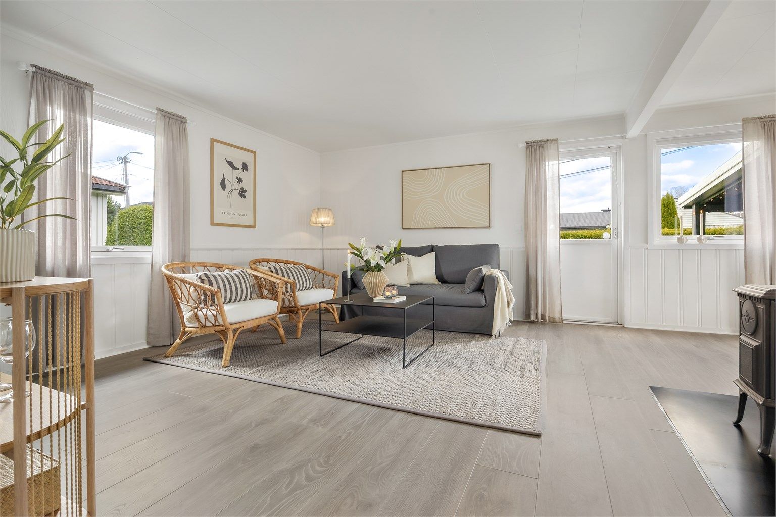 Fra stuen er det direkte utgang til en vestvendt terrasse på 35 m².