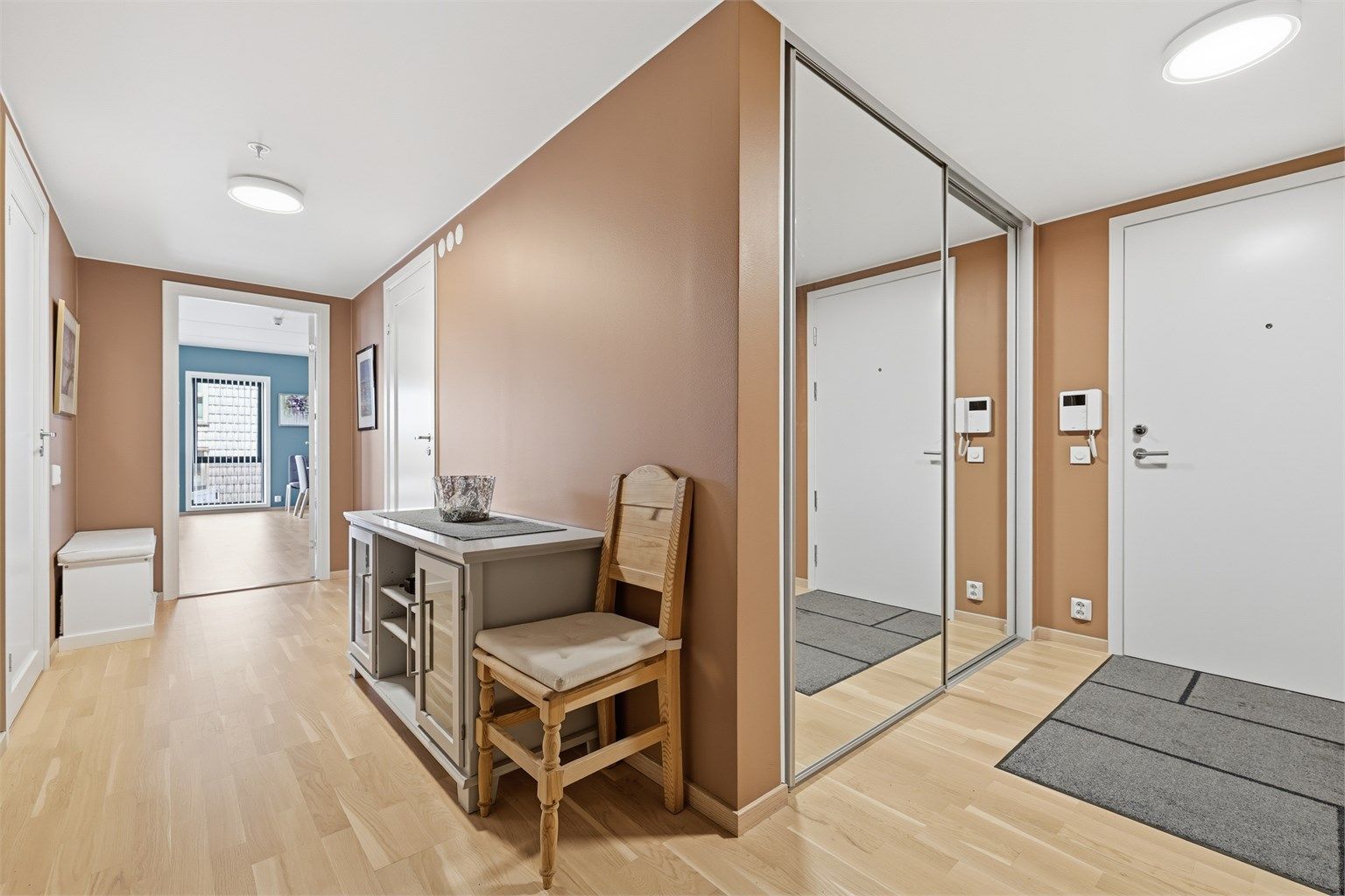 Innbydende gang med god plass til å henge fra seg yttertøy. Det medfølger en garderobeløsning 