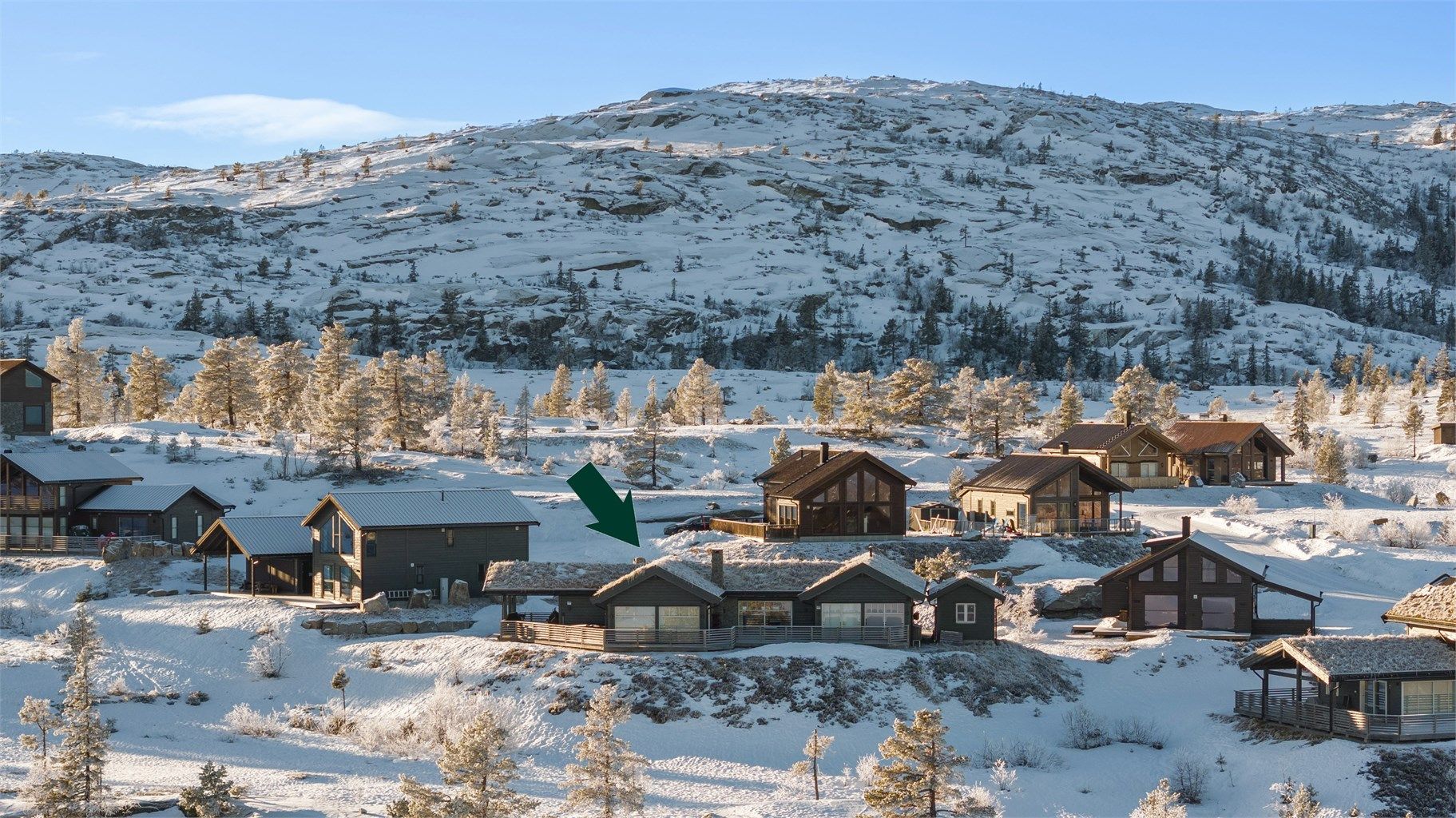 Hytten ligger flott til i terrenget mot toppen av Vrådal Panorama