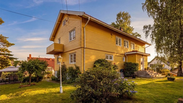 Solrik eiendom med stor, fin felles hage med gode solforhold.