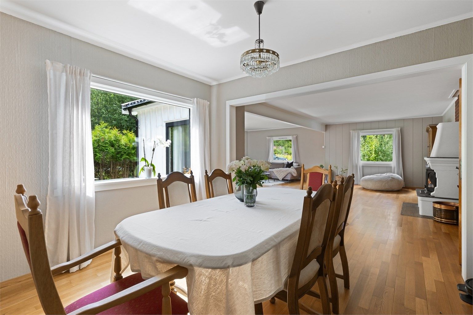 Spisestuen har plass til et stort spisebord for familie og gjester.