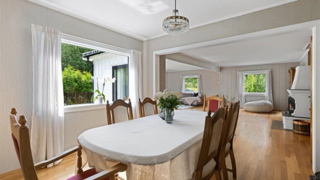 Spisestuen har plass til et stort spisebord for familie og gjester.