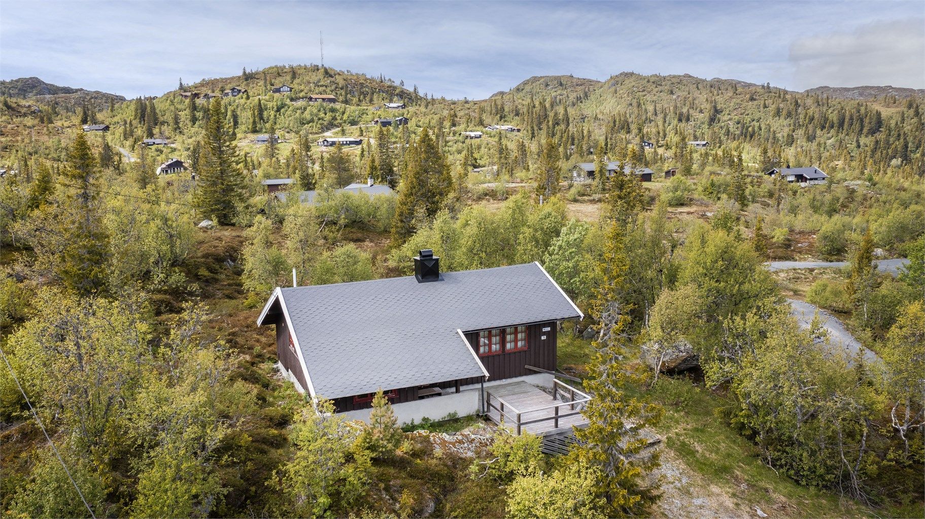 Det meste av møbler og inventar medfølger, foruten verktøy.