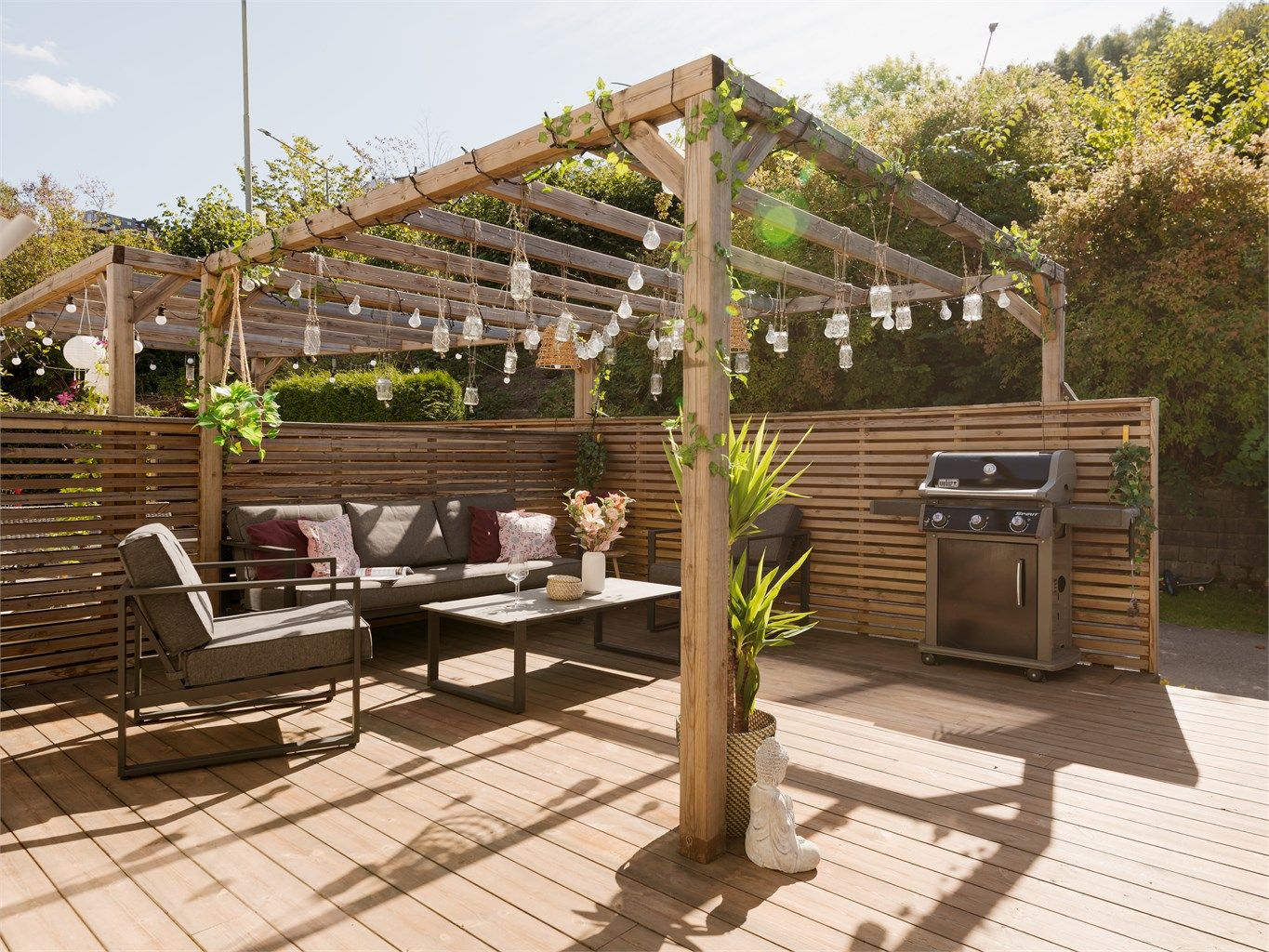 Ved inngangspartiet, samt med direkte inngang/utgang fra kjøkkenet, er det en pent opparbeidet markterrasse på hele 38 kvm med Pergola. En nydelig uteplass som fungerer som en naturlig forlengelse av boligen.