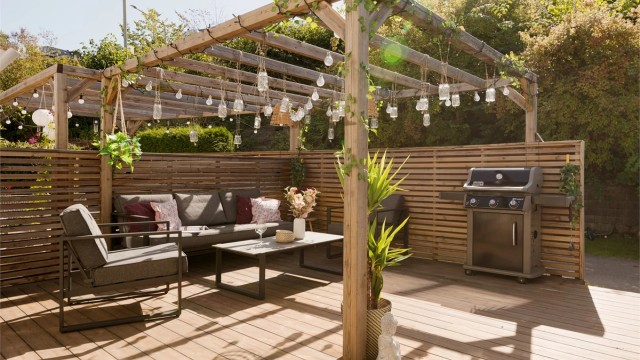 Ved inngangspartiet, samt med direkte inngang/utgang fra kjøkkenet, er det en pent opparbeidet markterrasse på hele 38 kvm med Pergola. En nydelig uteplass som fungerer som en naturlig forlengelse av boligen.