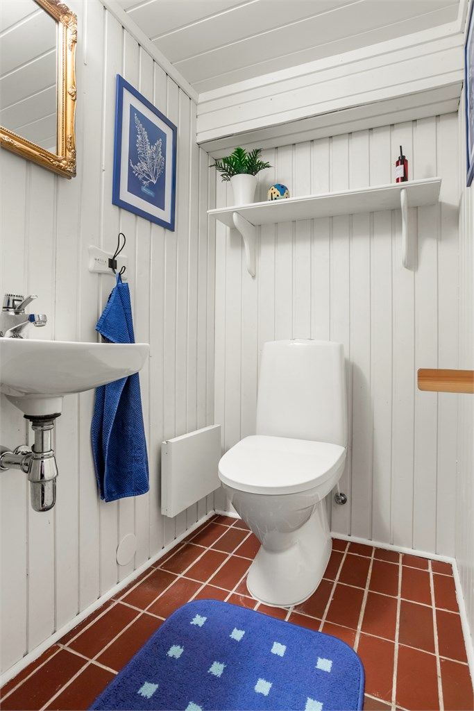 Praktisk, separat toalettrom i kjelleren.