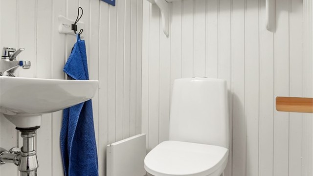 Praktisk, separat toalettrom i kjelleren.
