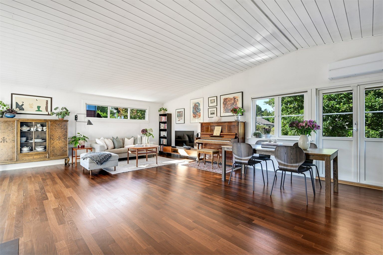Stort og luftig allrom med plass til flere sittegrupper, sofa og spisebord.