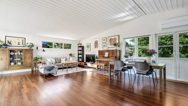 Stort og luftig allrom med plass til flere sittegrupper, sofa og spisebord.