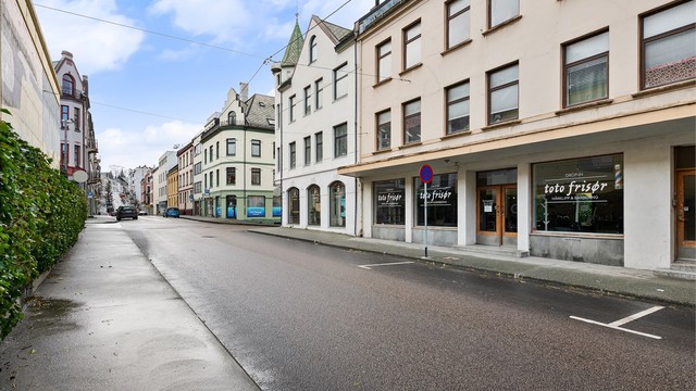 Her bor du midt i hjertet av Jugendbyen, med gangavstand til alt byen har å by på.