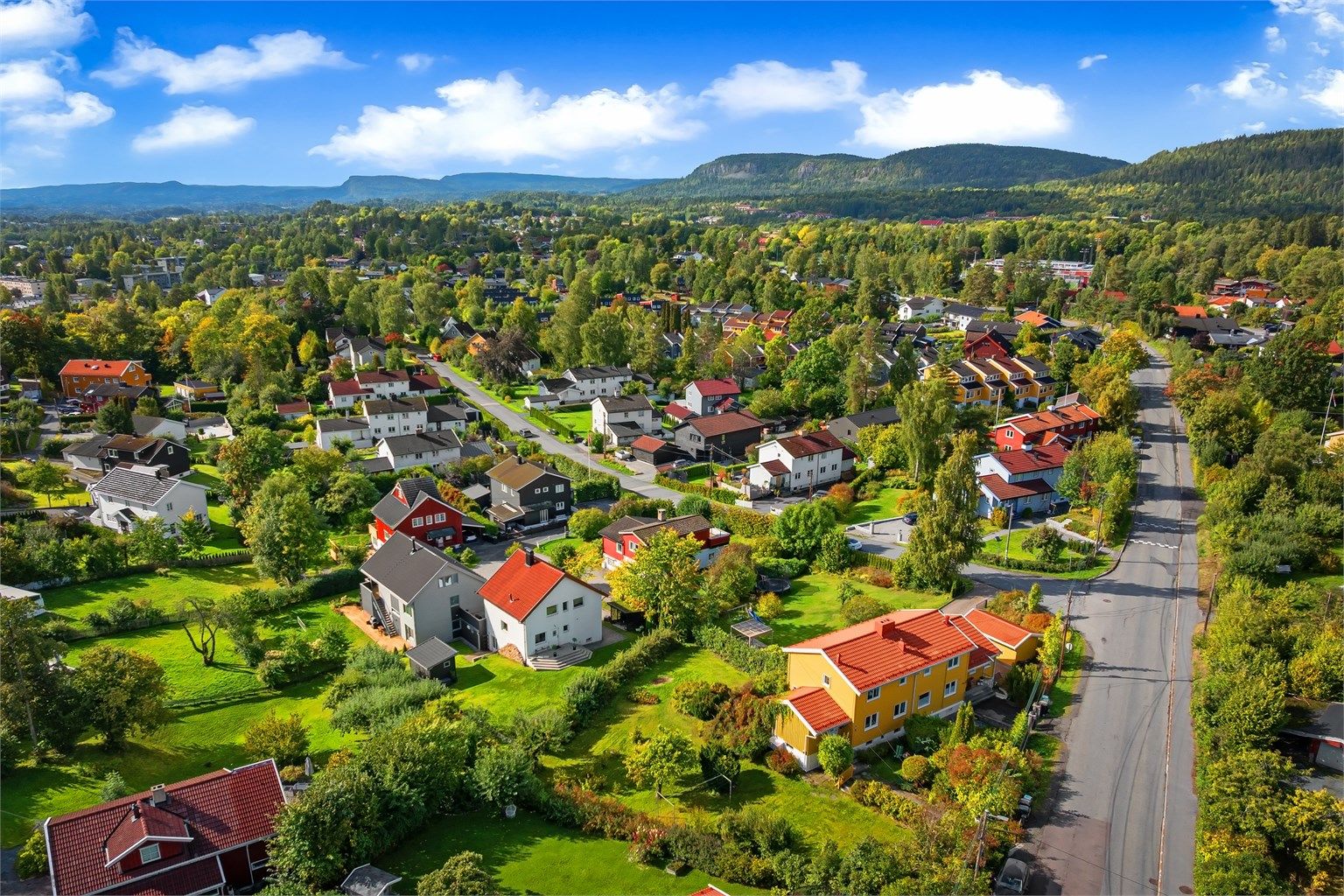 Kort vei til både turstiene i Bærumsmarka og Sauejordets rekreasjonsområder.