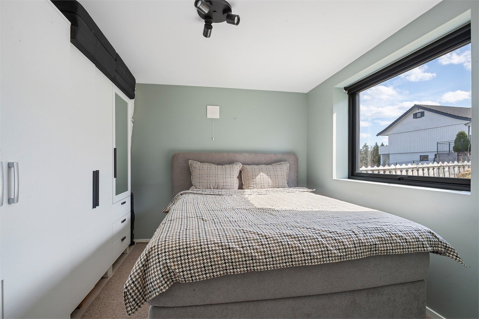 Hybelen har to romslige soverom.