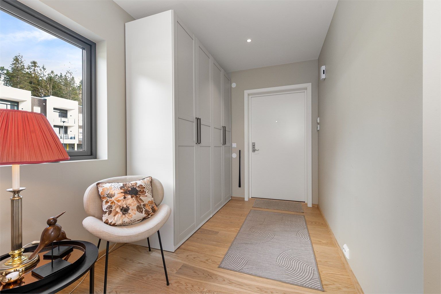 Entréen har vannbåren gulvvarme og god plass til garderobeløsning for yttertøy