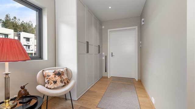 Entréen har vannbåren gulvvarme og god plass til garderobeløsning for yttertøy